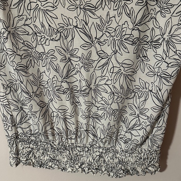 LOFT Monochrome Floral‎ Print Blouse - Picture 2 of 8